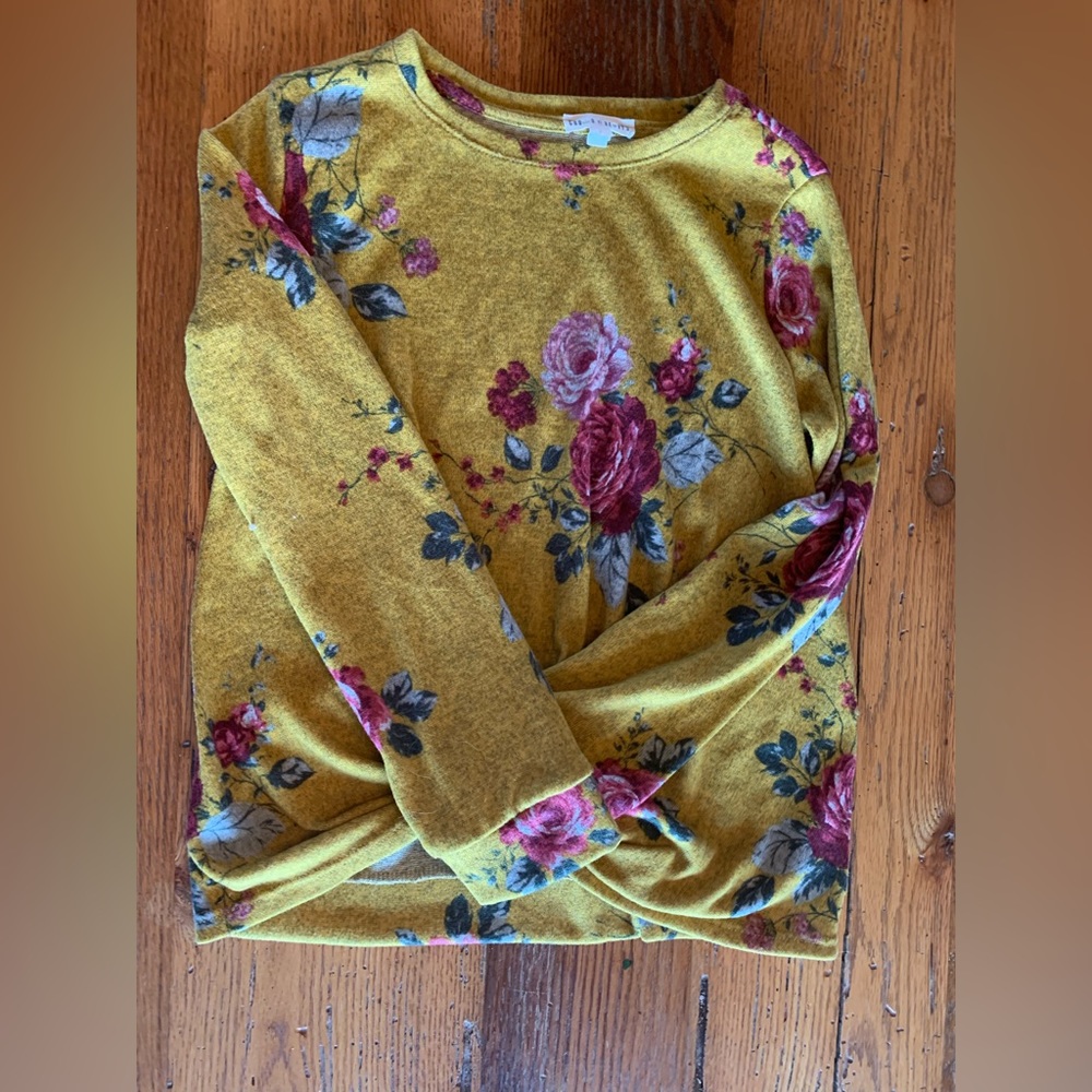 Long sleeve tee for girls, light sweater.